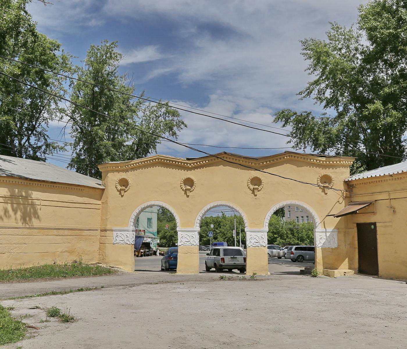 Остановку с ионическими колоннами на Расточке признали памятником