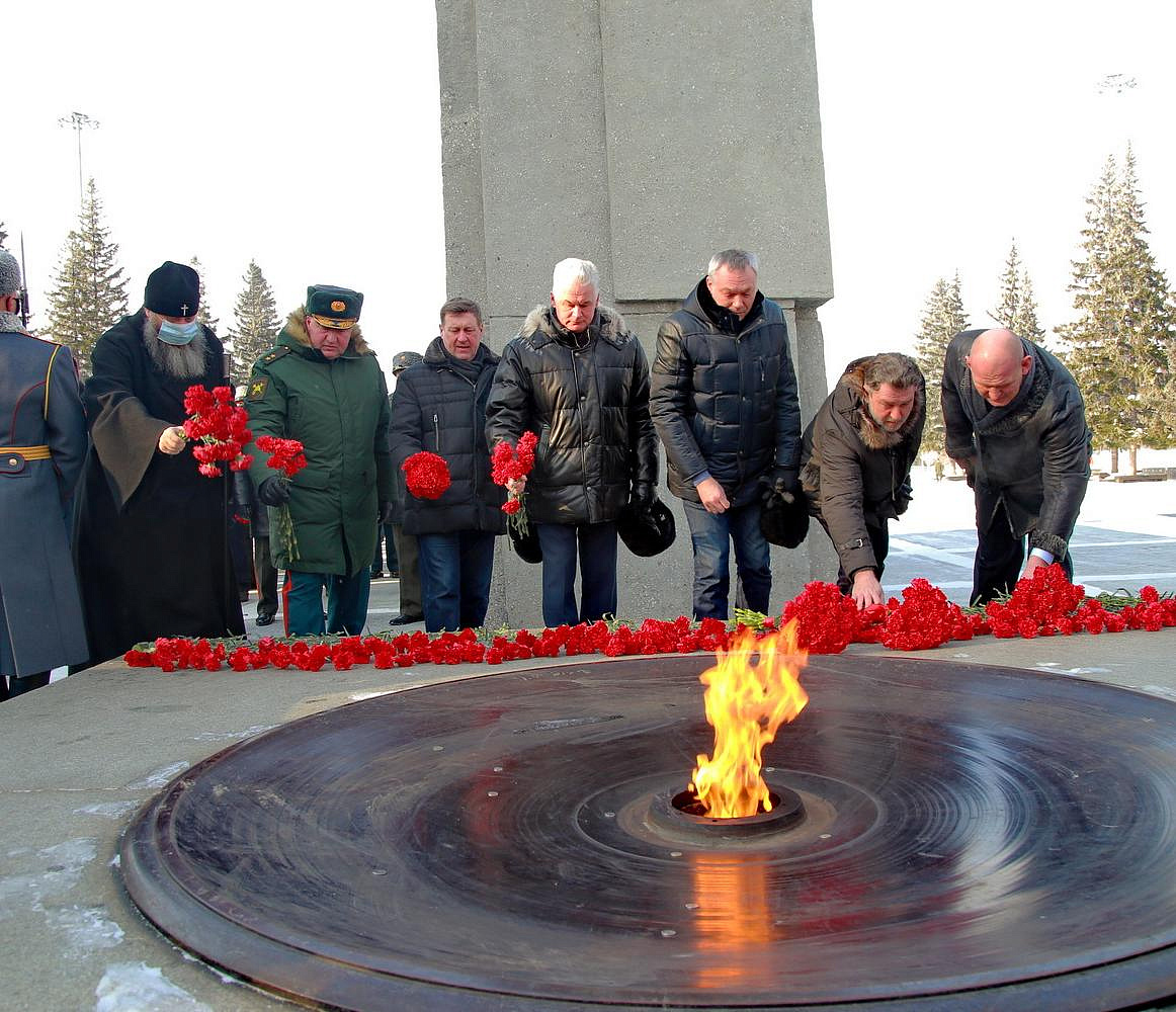 Мэр Новосибирска и губернатор возложили цветы к Вечному огню 23 февраля