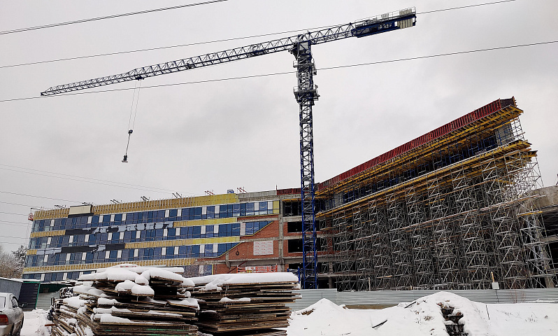 Инспекторы проверили стройку частной школы с бассейном в Новосибирске