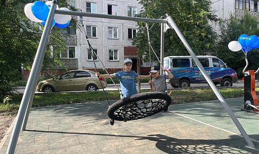 Площадку с качелями и воркаутом открыли во дворе дома на Дуси Ковальчук