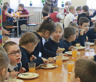 65 рублей за борщ и кашу: чего не хватает школьным обедам