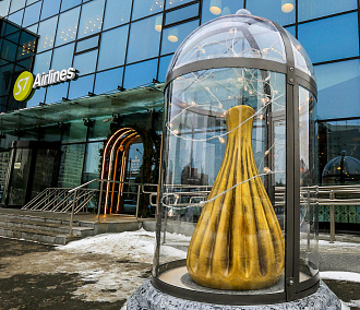 Йода и золотая хинкалина: необычные памятники появляются в Новосибирске