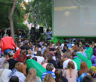 Афиша выходных: кино на траве, цыганочка от медведя и хоровод с одеялами