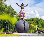 «Девочку на шаре» в Кольцово нарядили в разноцветную юбку