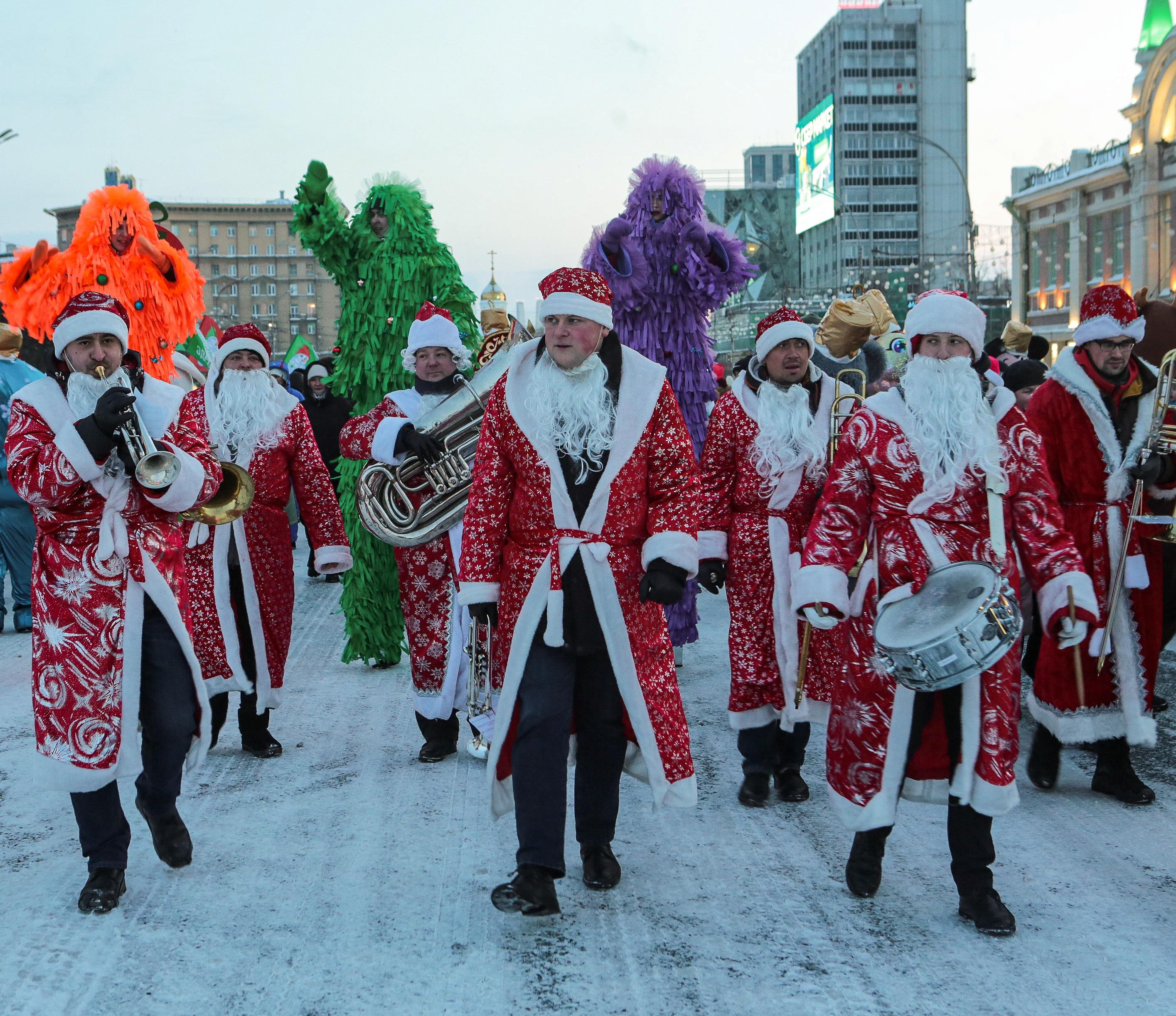 Новогодний парад с оркестром Дедов Морозов прошёл по центру Новосибирска