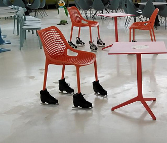 Грустные столы и стулья на коньках появились на фуд-корте в МЕГЕ