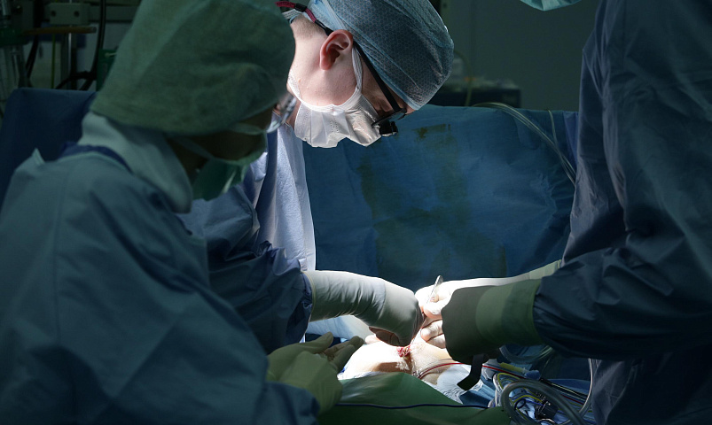 Новосибирские хирурги спасли пациента с помощью уникального протеза аорты