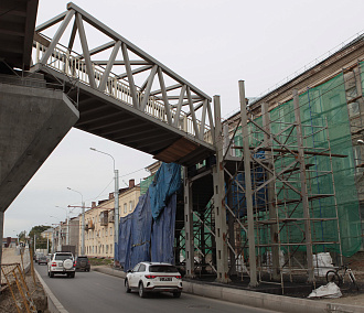 Двухлучевой пешеходный мост поставили на площади Энергетиков: 10 фото