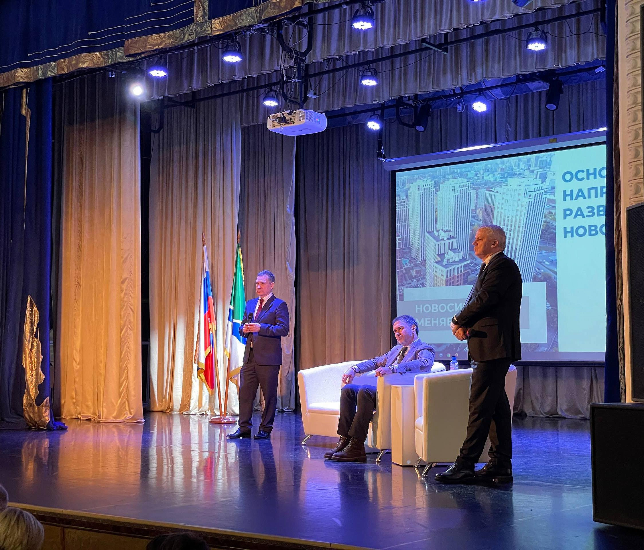 Ветхие дома, пробки и ливнёвки: о чём спрашивали мэра жители левобережья