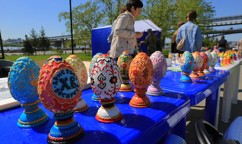 Пасхальный фестиваль: новосибирцы расписали яйца под звон колоколов