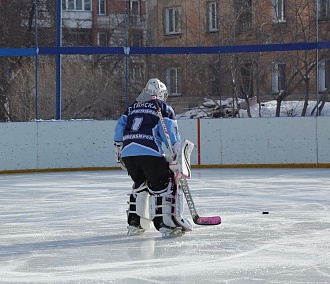 «Тёплый лёд»: в гольф и хоккей сыграют в новосибирском дворе