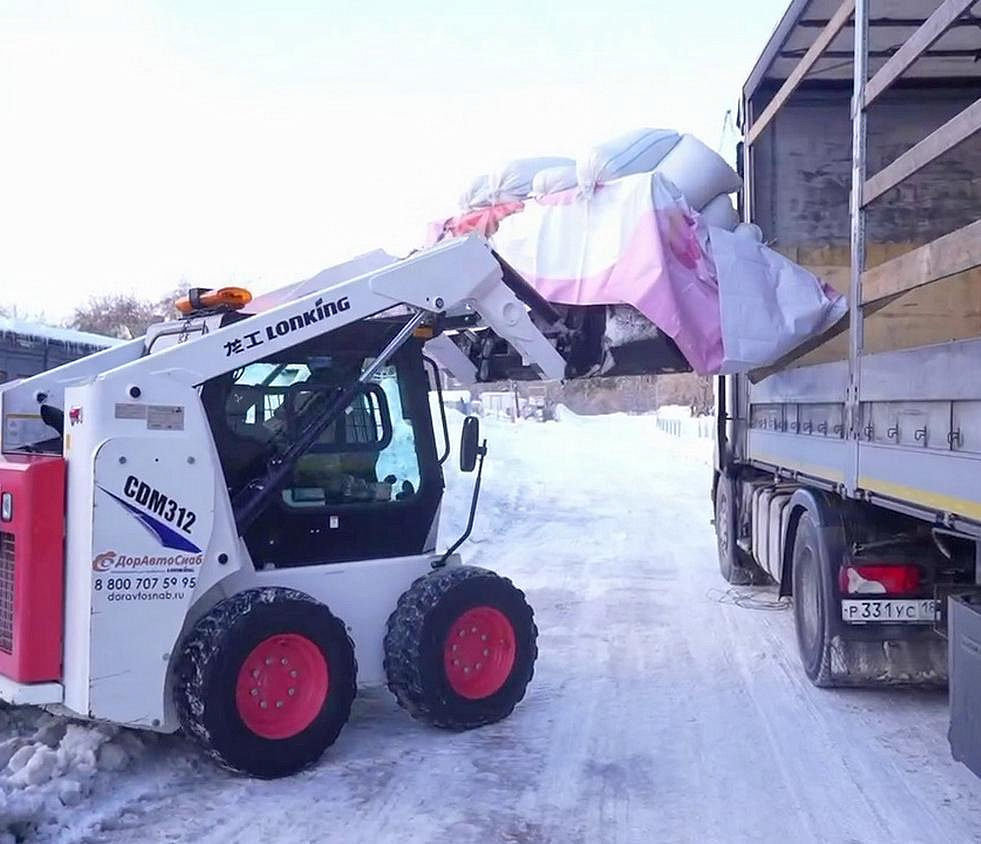 Новосибирский зоопарк отправил тонны кормов для животных в ДНР