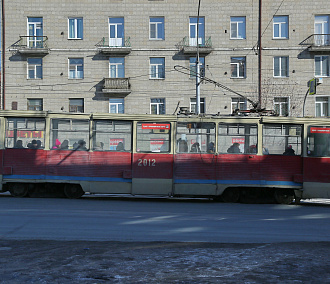 Мэр Новосибирска потребовал отмыть грязные автобусы и трамваи
