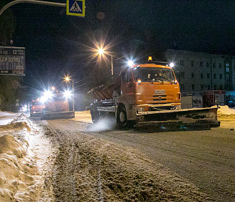 Чем посыпают зимой дороги и тротуары в Новосибирске