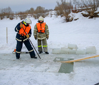 Как пилят майны для крещенских купаний в Новосибирске