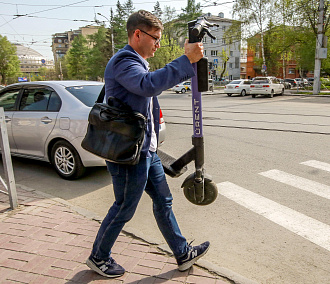 Из центра Новосибирска убрали хаотично припаркованные самокаты