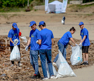 Масштабной уборкой на пляже Академгородка завершился форум «СибЭкоПром»