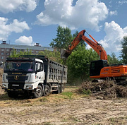 Снос аварийных деревьев завершают в сквере на Демакова