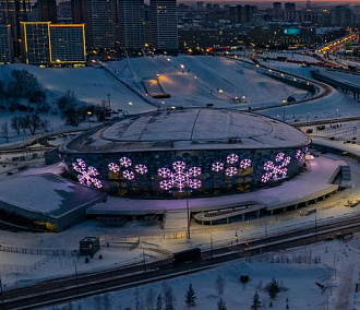 Огромными снежинками подсветили фасад новой ледовой арены в Новосибирске