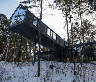 Чёрный дом на столбах: идём в гости к новосибирскому архитектору