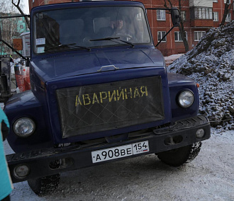 Авария на теплотрассе перекрыла улицу Бурденко в Новосибирске