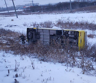 Автобус с пассажирами перевернулся под Новосибирском