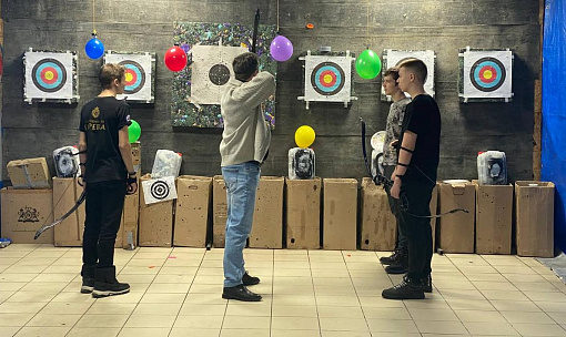 Участник СВО из-под Новосибирска научил молодёжь стрелять из лука