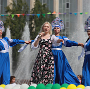 Модными показами и флешмобом закроют медовую ярмарку у ГПНТБ