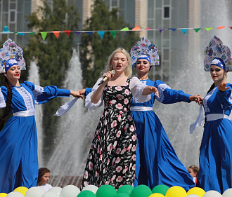 Модными показами и флешмобом закроют медовую ярмарку у ГПНТБ
