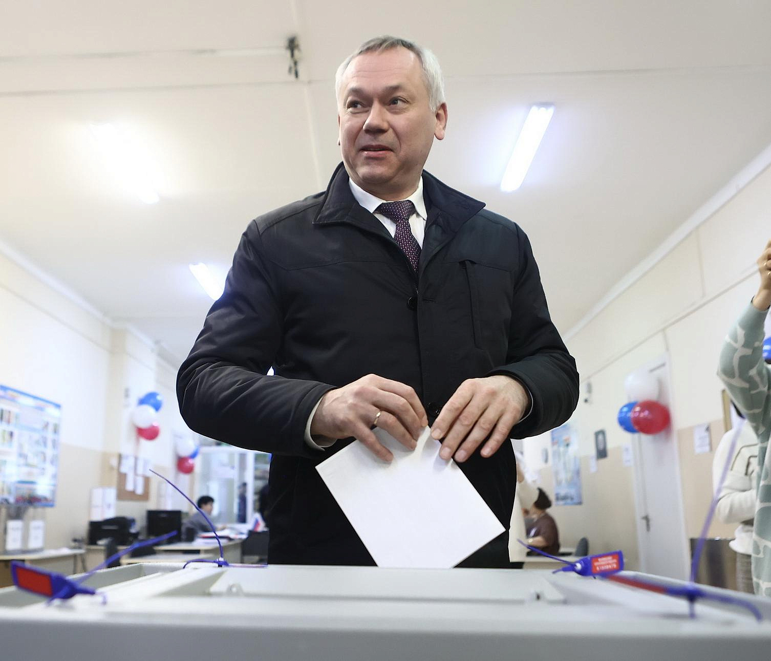 Травников поблагодарил новосибирцев за активность на выборах