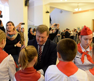 Мэр Новосибирска повязал школьникам галстуки под хиты ВЛКСМ