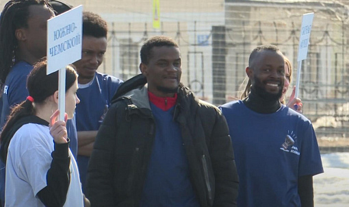 Футболисты из Африки сыграли с новосибирцами в поддержку инвалидов