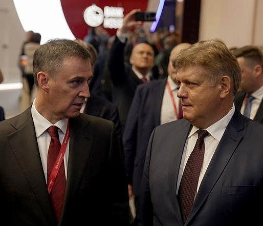 Сибирский полпред провёл рабочую встречу с Дмитрием Патрушевым на ПМЭФ