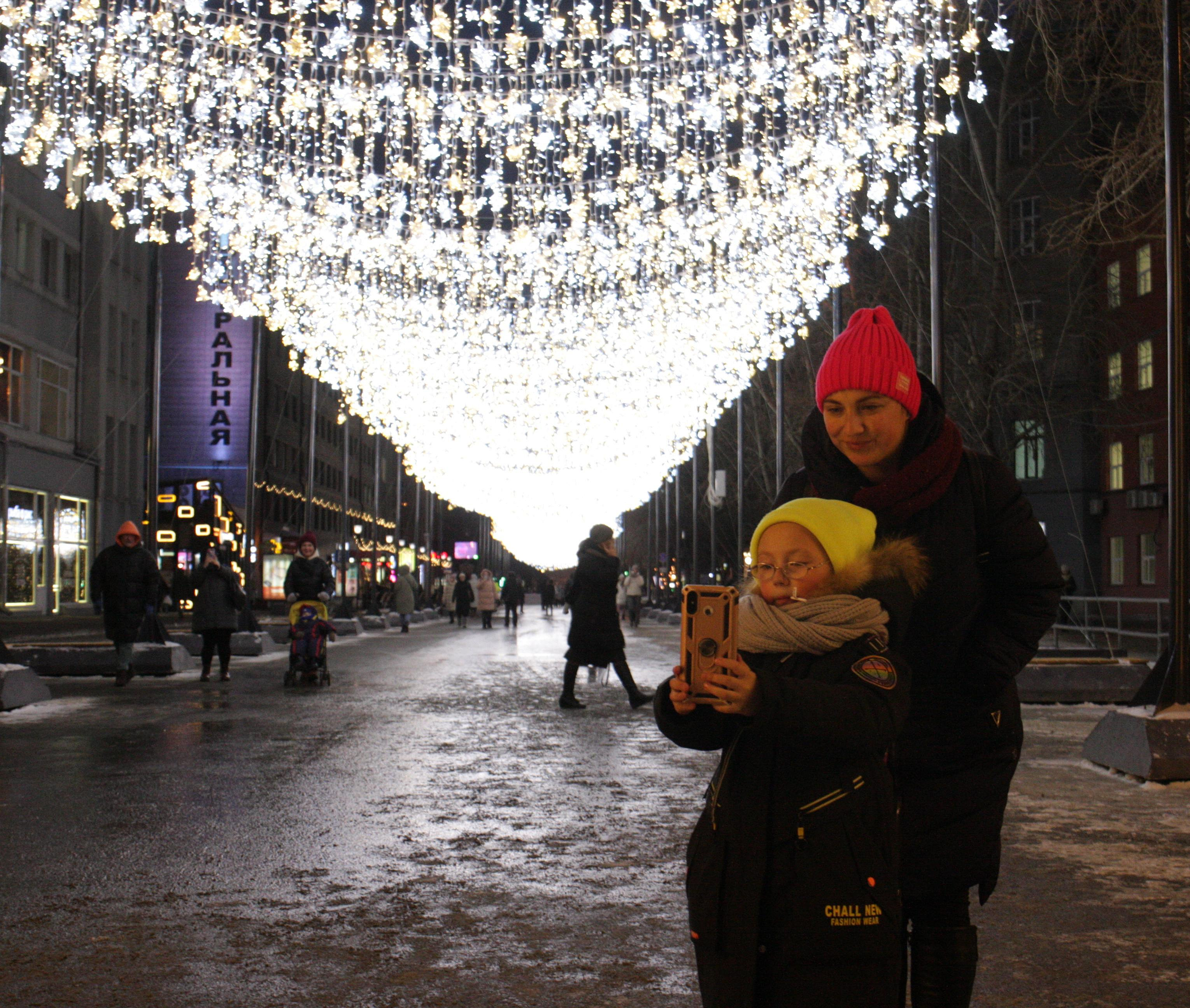 На улице Ленина снимают новогоднее кино с участием прохожих