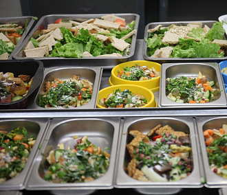 Салат с личинками: новосибирцам показали кухню зоопарка