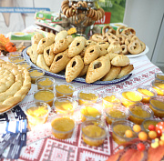 Груздянка и сердечные оладьи: еду из русских сёл отведали новосибирцы