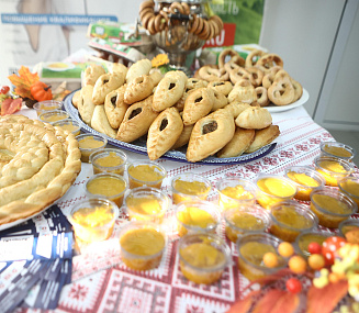 Груздянка и сердечные оладьи: еду из русских сёл отведали новосибирцы