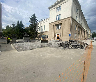 Слой асфальта сняли рядом с памятником Глинке — что происходит