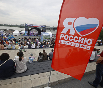 Новосибирцы отметили День России мотопробегом и фестивалем блогеров