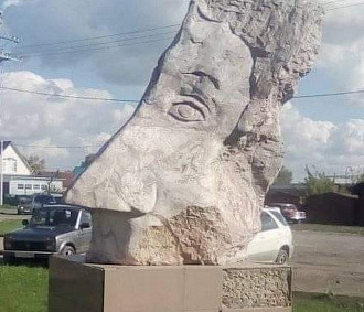 Самый странный памятник Пушкину нашли в Новосибирской области