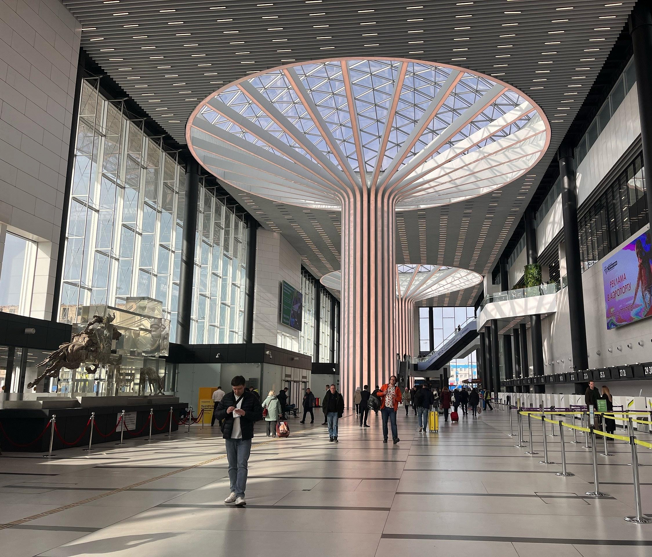 Мужчину с телескопической дубинкой задержали в новосибирском аэропорту