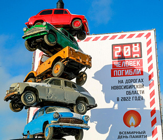 Необычную стелу из машин установили возле музея СССР в Новосибирске