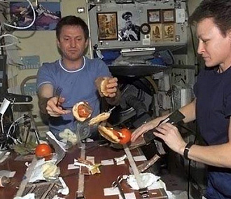 Быт в невесомости: как космонавты едят и как ходят в туалет