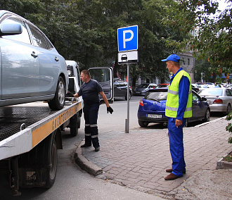 Работает эвакуатор: с 15 июня запретят парковку на Александра Чистякова