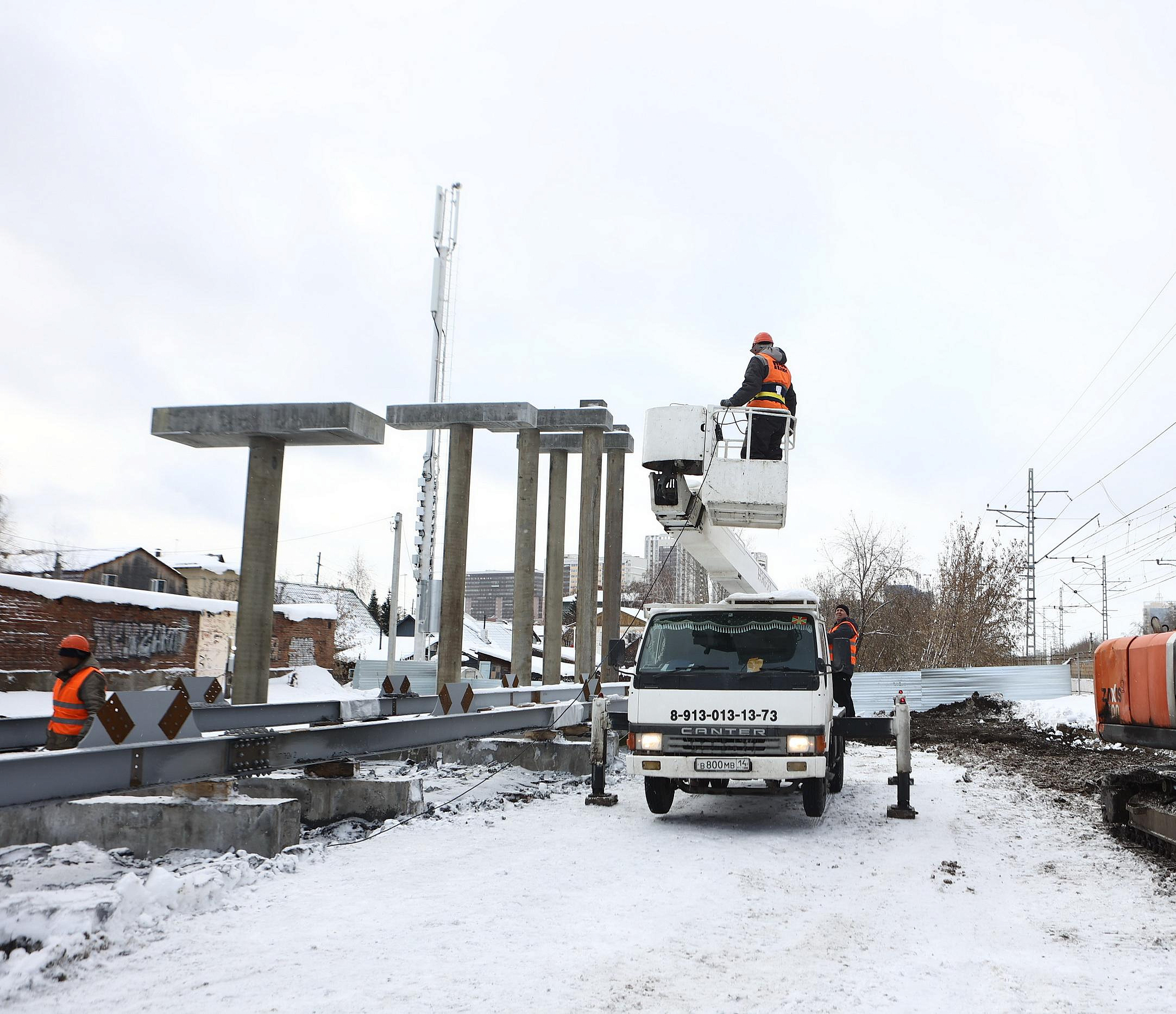 Мэр Кудрявцев побывал на стройке пешеходного моста через Транссиб