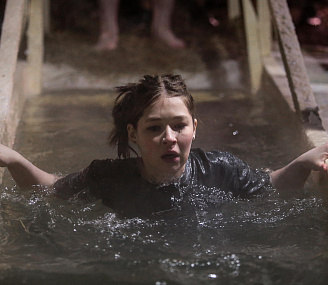 Сотни морозоустойчивых новосибирцев нырнули в купели на Крещение: 50 фото