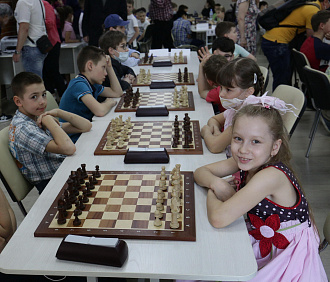 Школьники борются за победу на первенстве области по шахматам