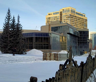 В Новосибирске разбирают легендарное здание банка
