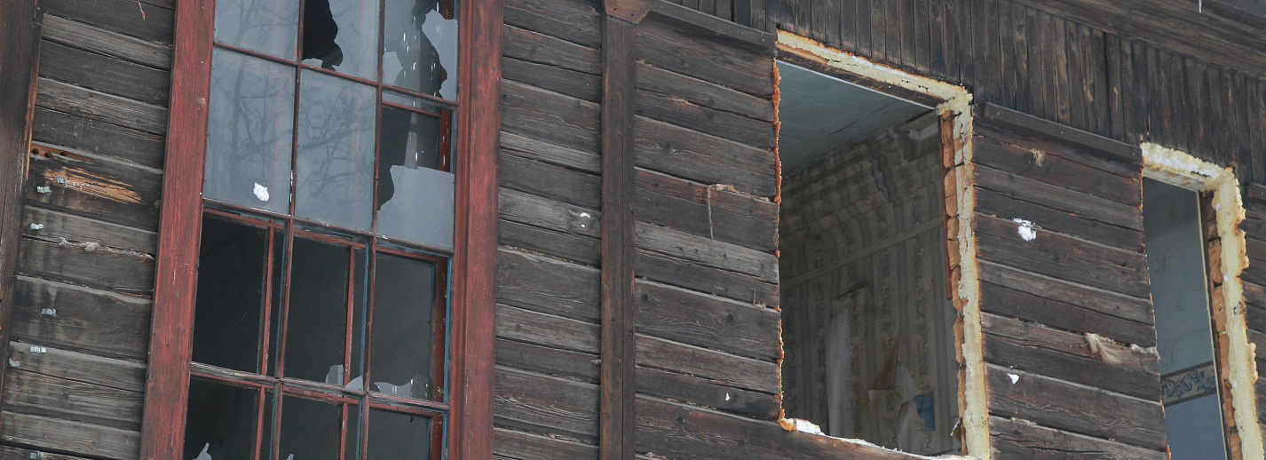 Расселение аварийного жилья новосибирск. Расселение аварийного жилья. Аварийный дом. Старая пятиэтажка. Аварийное жилье в Новосибирске.