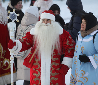 Деды Морозы со всей России прогулялись по пешеходной улице Ленина
